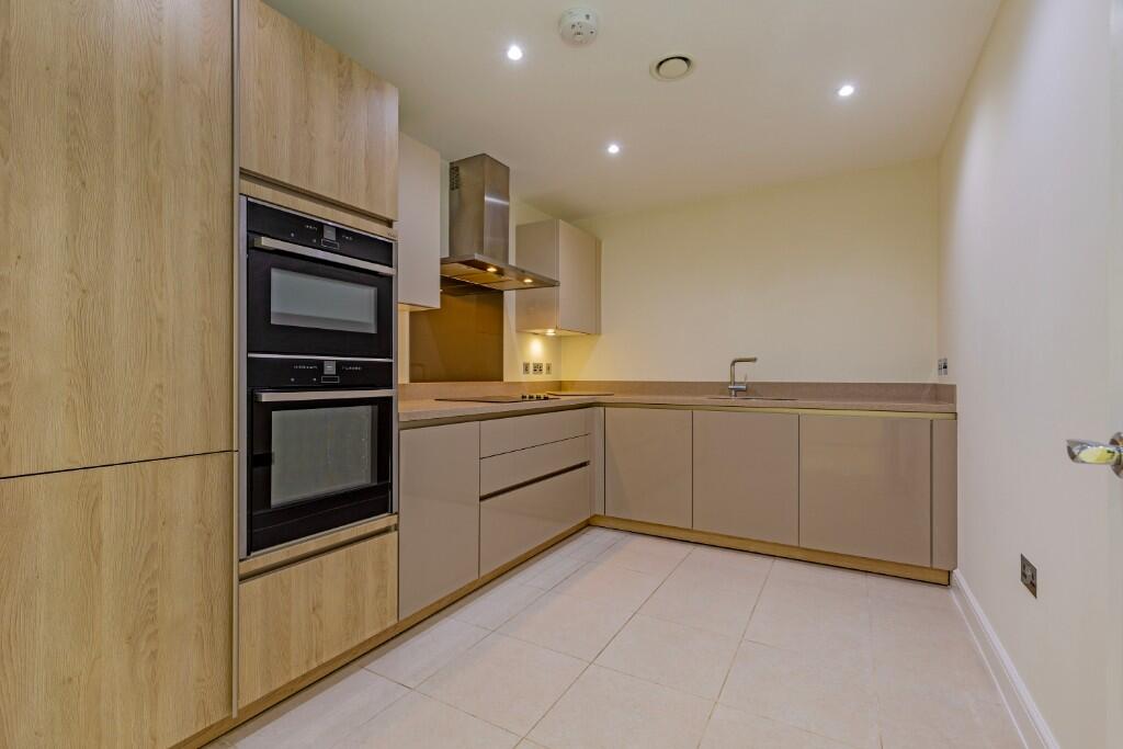 8 Devonshire Court, Audley St Elphin's Park, Matlock, Derbyshire, DE4 2RP photo 2