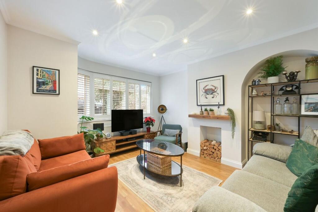 House in Worcester Park, Cuddington, West Ewell - View 2