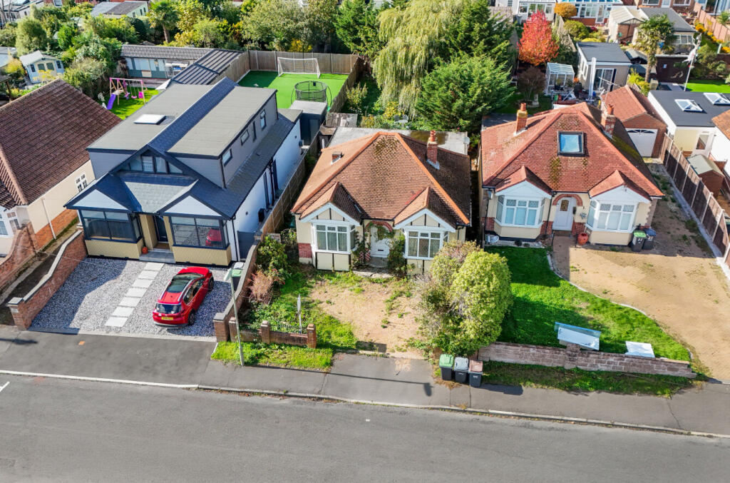 2-bed bungalow on Maylands Road, Bedhampton, Havant, Hampshire, PO9, £400,000