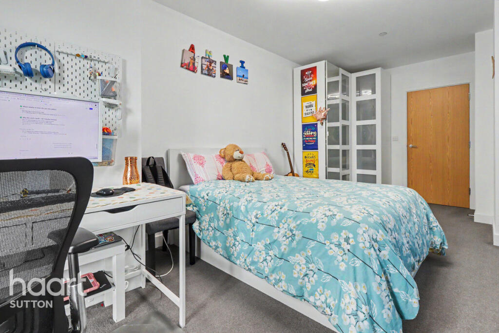 2-bed flat on High Street, Sutton, £375,000