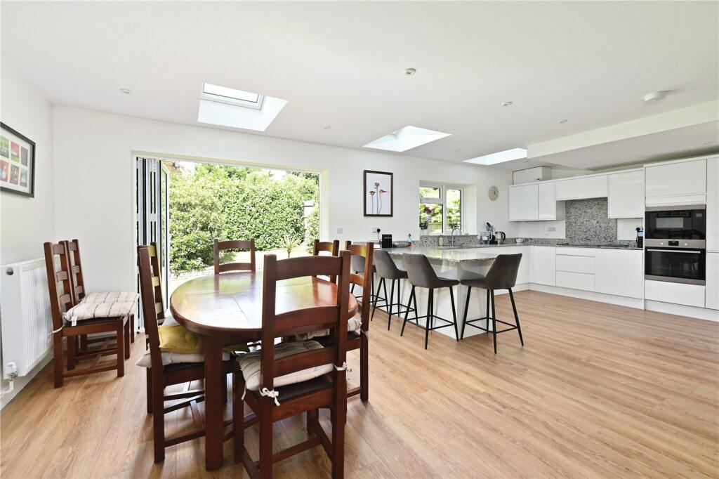 House in Surrey Heath, Heatherside - View 5