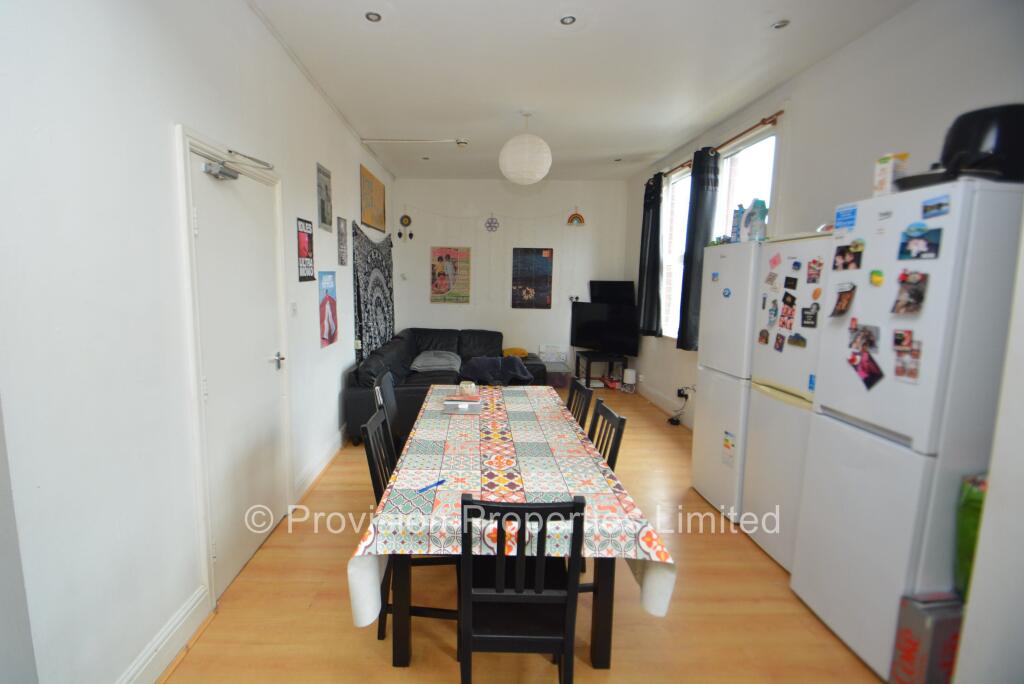 6 bedroom detached house for rent
