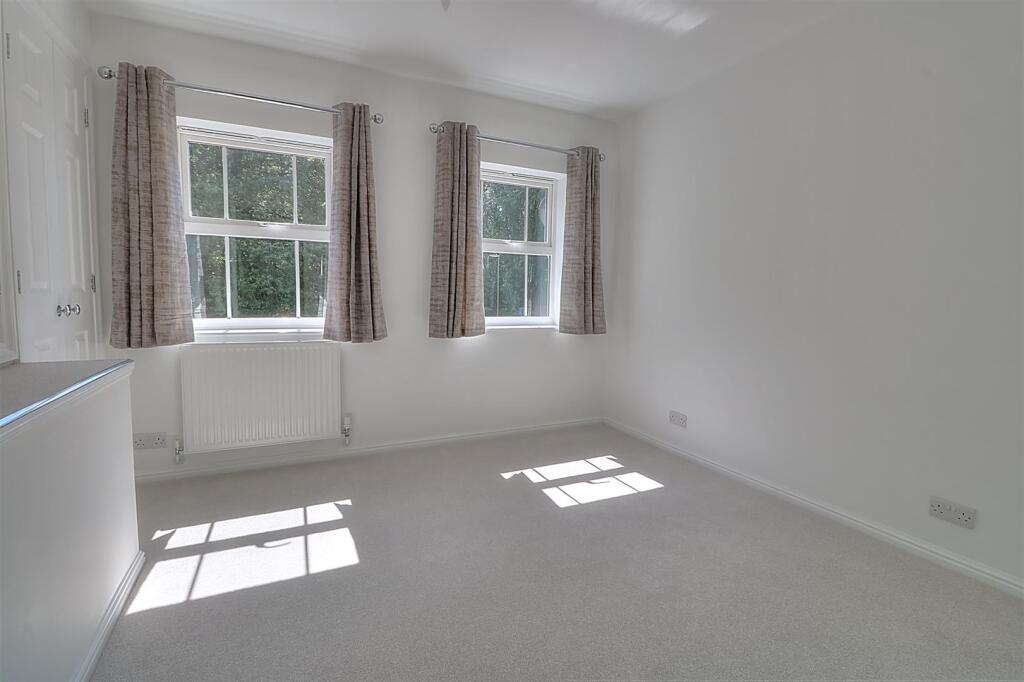 House in Eastleigh, Knightwood Park, Chandler's Ford - More
