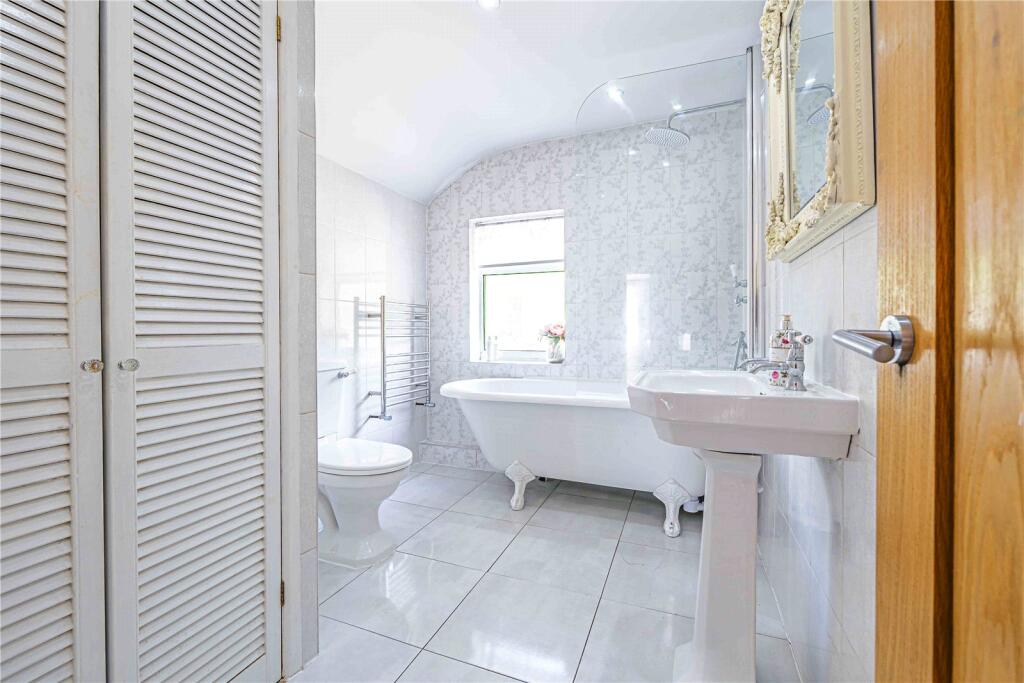 House in Three Rivers, Primrosehill, Abbots Langley - More