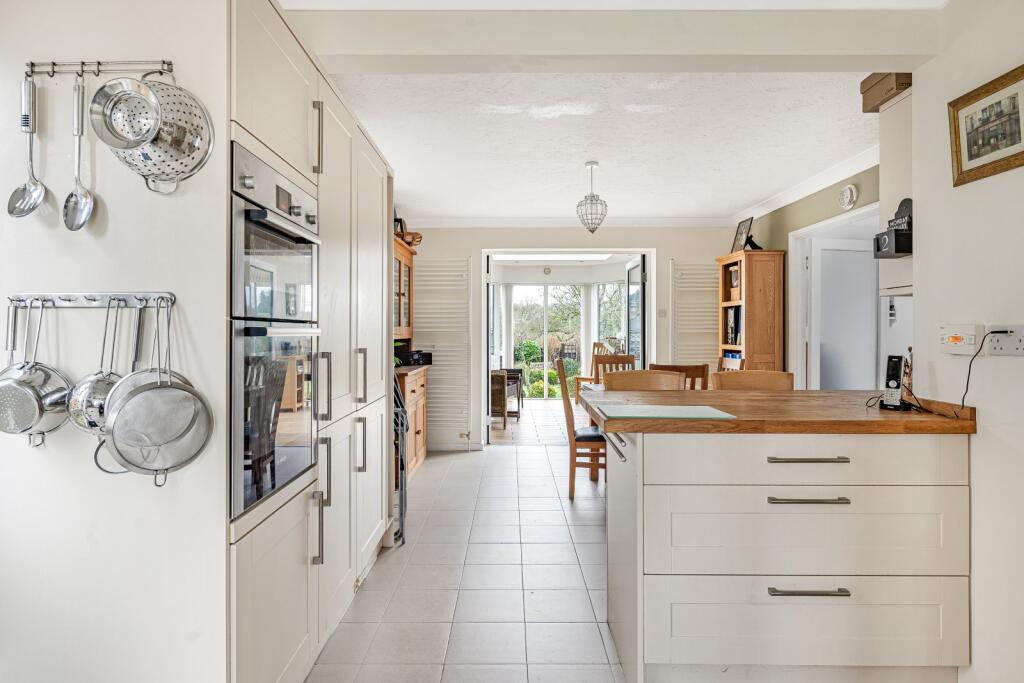 Cranford Drive, Holybourne, Alton, Hampshire photo 4