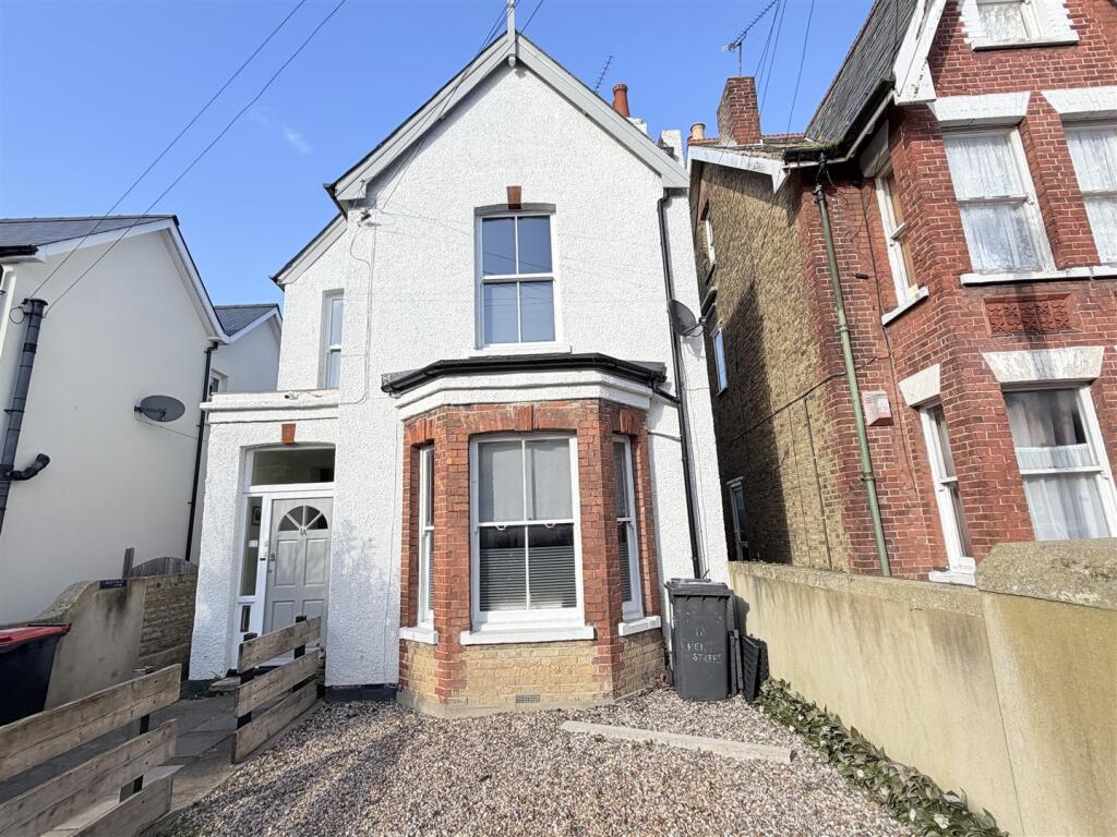 1-bed flat on Queens Gardens, Herne Bay, £115,000