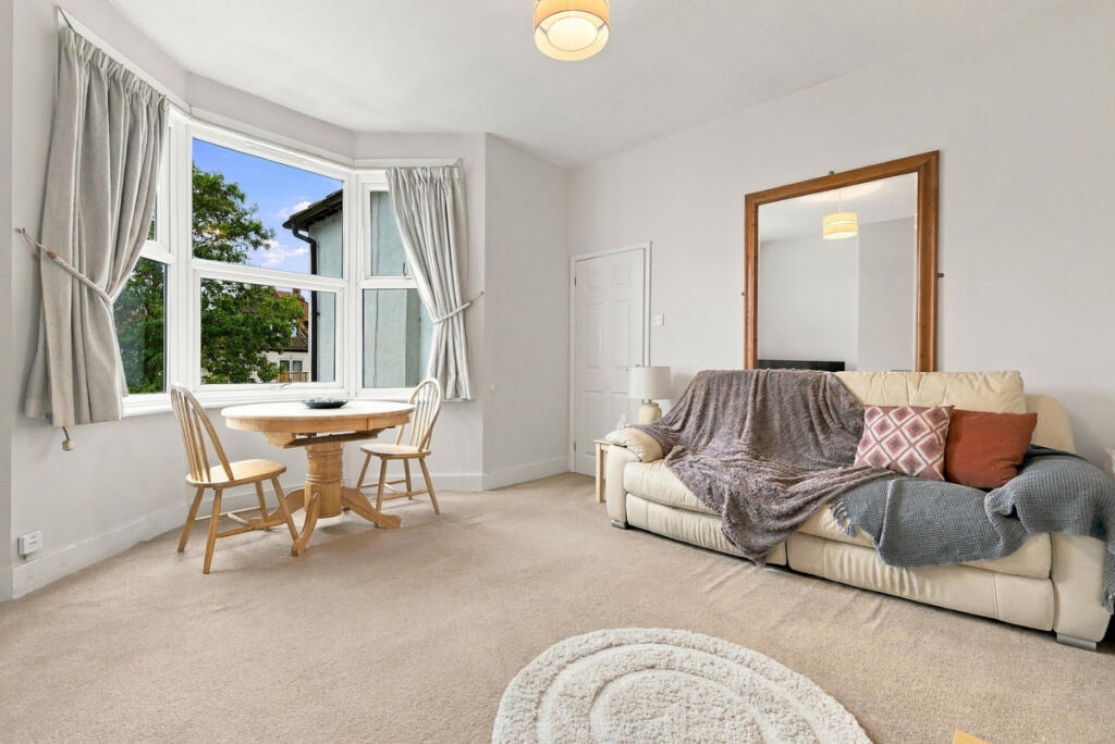 Apartment in Southend-on-Sea - More
