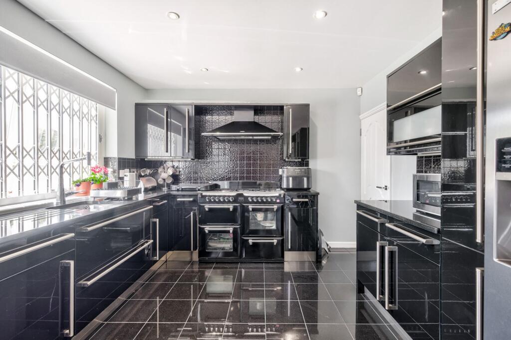 House in Ilford, Clayhall - More