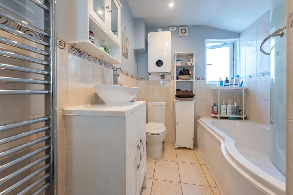 House in Sutton - View 5