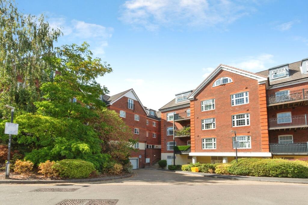 Apartment in Surrey Heath, Surrey - More