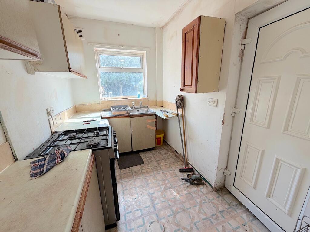 House in Wolverhampton, Wood End - More