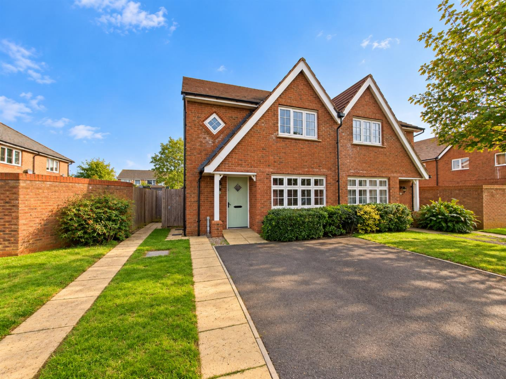 Studio house on Thorpe Road, Earls Barton, NN6, £325,000