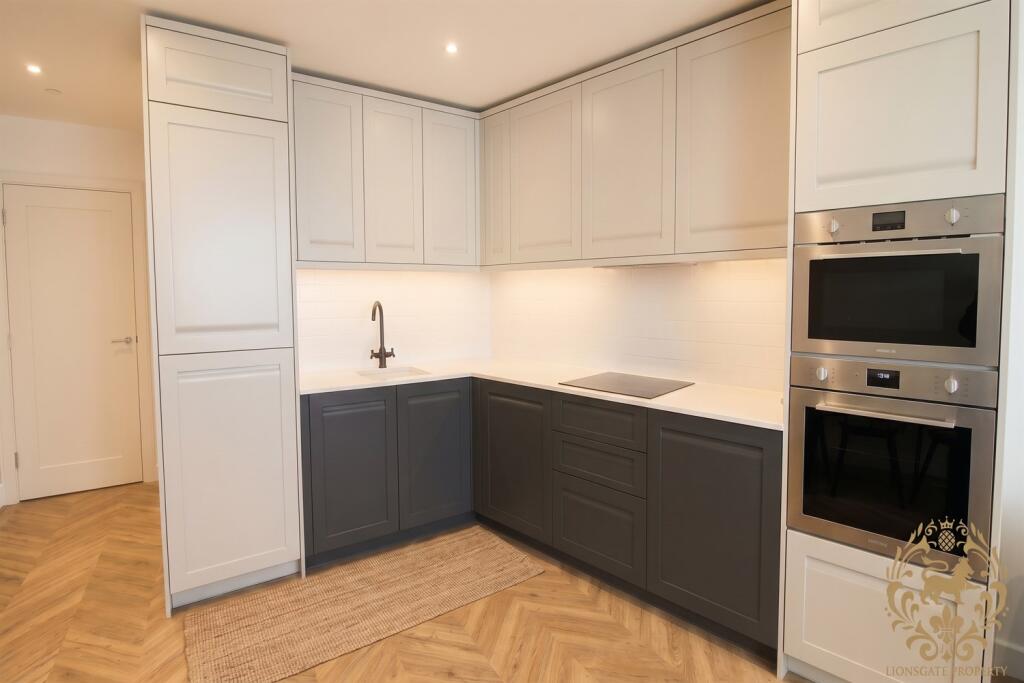 Apartment in Kingston upon Thames - View 3