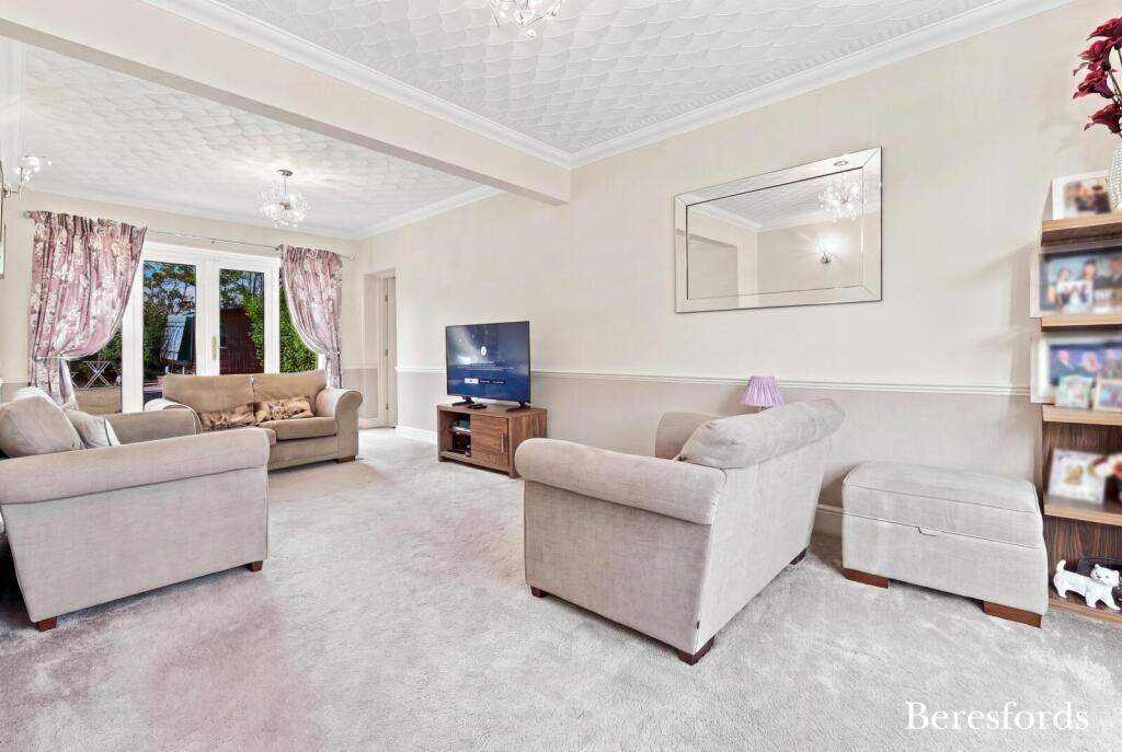 House in London, Upminster Bridge, Emerson Park - View 3