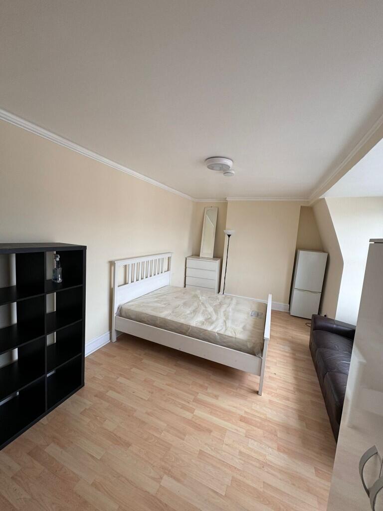 Main image of property: Spacious Double Room In Recently Refurbished Flat, Grand Parade, Green Lanes, London, N4