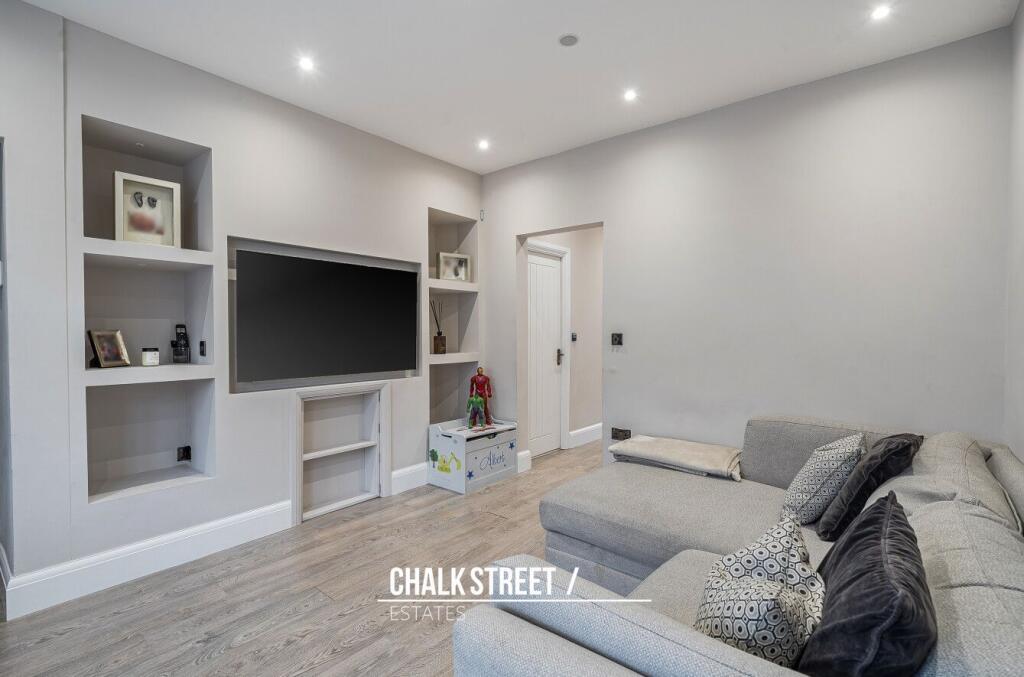 Stafford Avenue, Hornchurch, RM11 photo 2