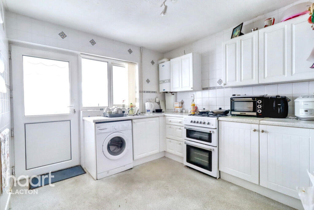 Ladbrooke Road, Clacton-On-Sea photo 2