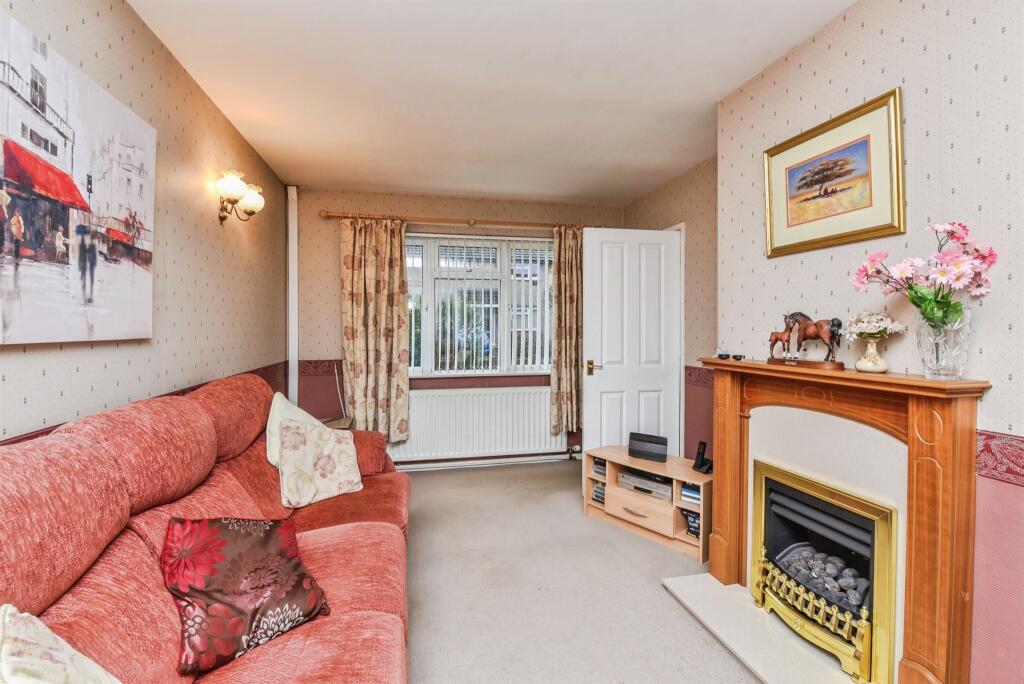Honeybrook Close, CHIPPENHAM photo 3