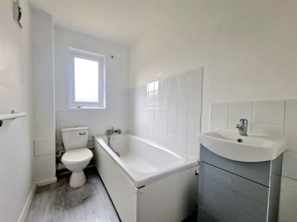 Apartment in Enfield, Enfield Wash, London Borough of Enfield - View 4