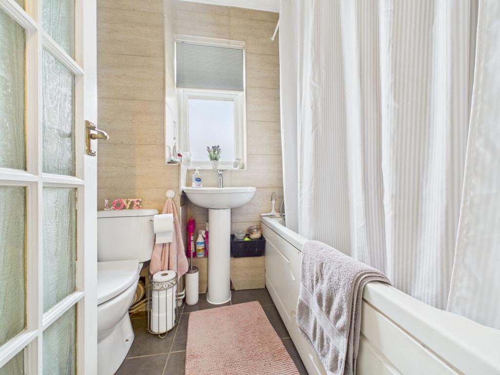Apartment in Southend-on-Sea - More