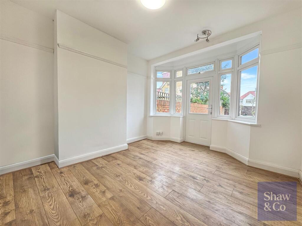 House in London, Worton - View 3