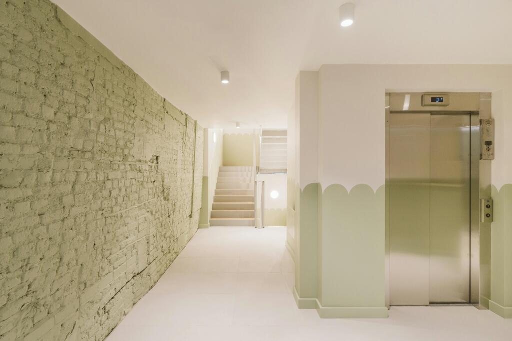 241220 18 Clerkenwell Close100.JPG