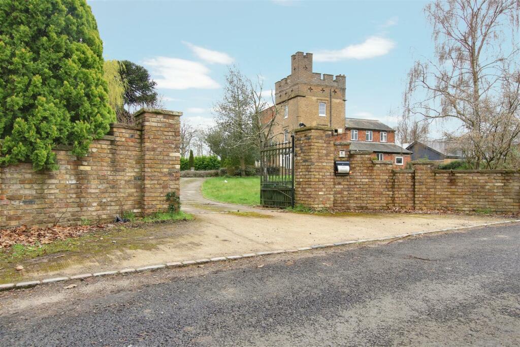 Upper Bedfords Farmhouse, Romford photo 2