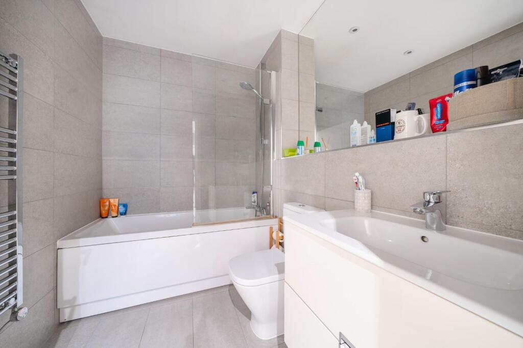 Apartment in Windsor - More