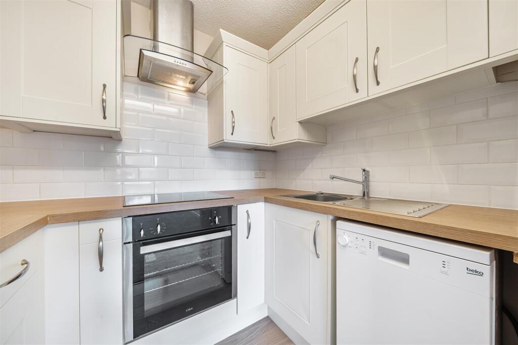 1-bed house on Beach Road, Lee-On-The-Solent, £95,000
