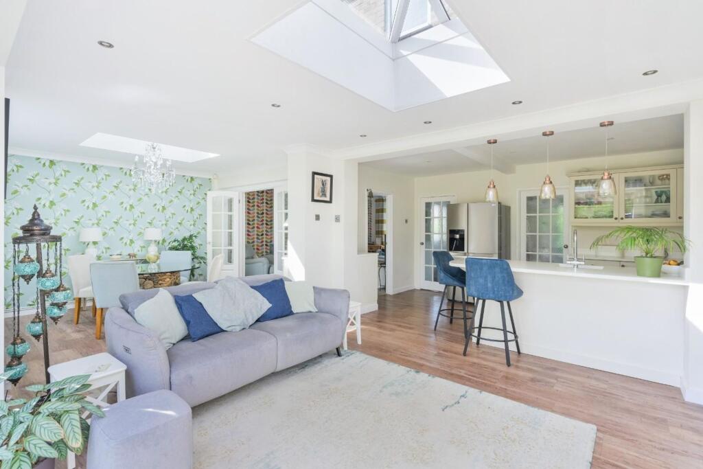 Avenue Close, Tadworth, KT20 - View 4