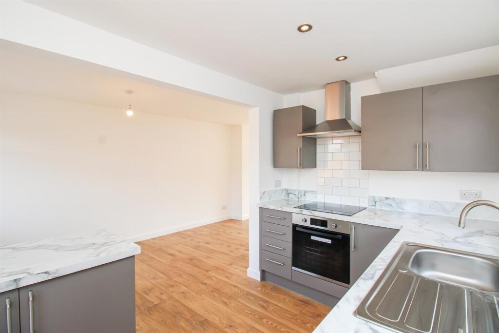 House in Wakefield, Outwood - View 4