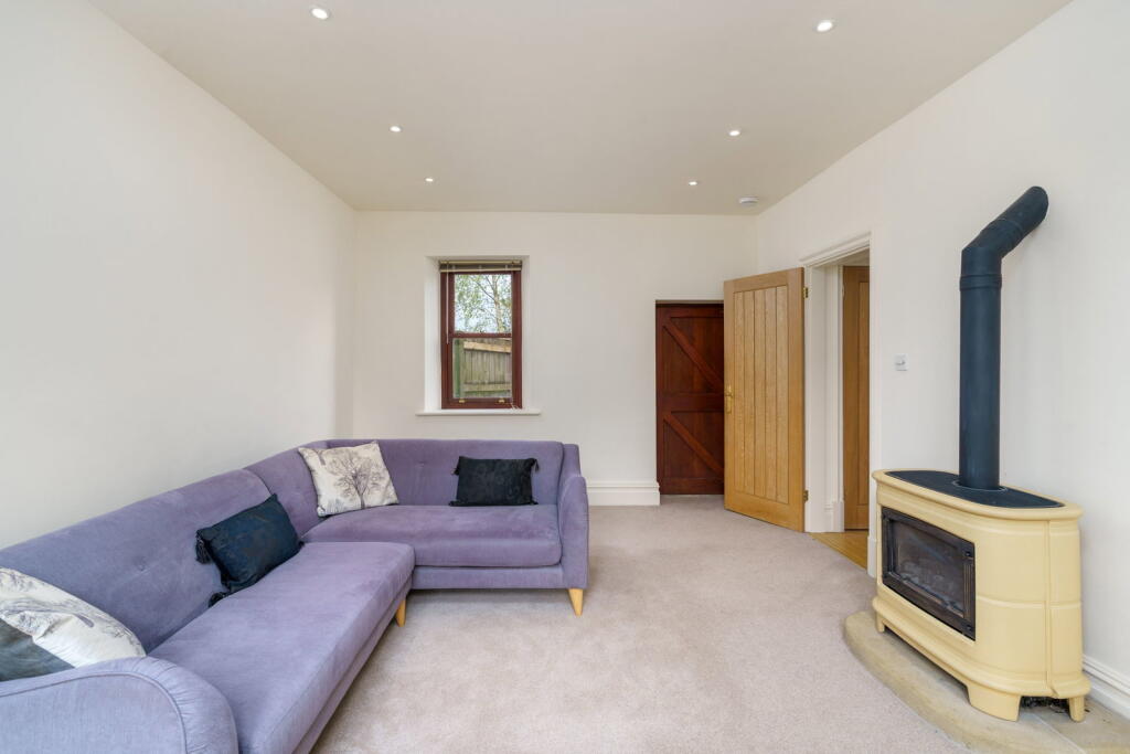 Town Lane, Charlesworth, Glossop, SK13 5HQ photo 2