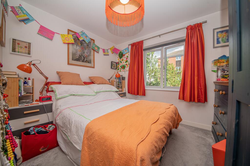 Apartment in Eastleigh, Newtown - More