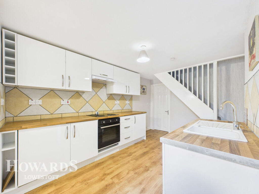 3-bed terraced on St Peters Street, Lowestoft, £157,500