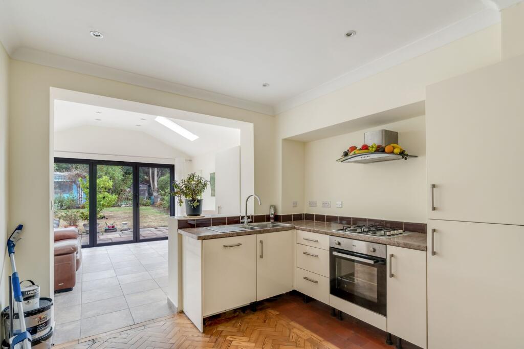 House in Sutton - View 5