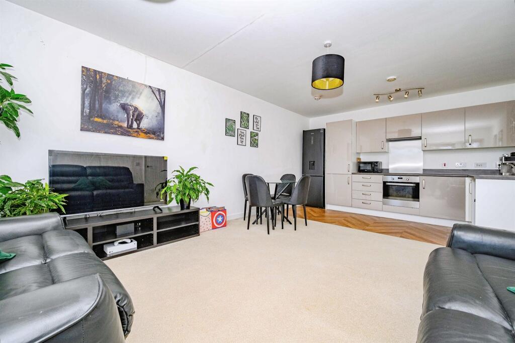Apartment in Dacorum, Hertfordshire - View 5