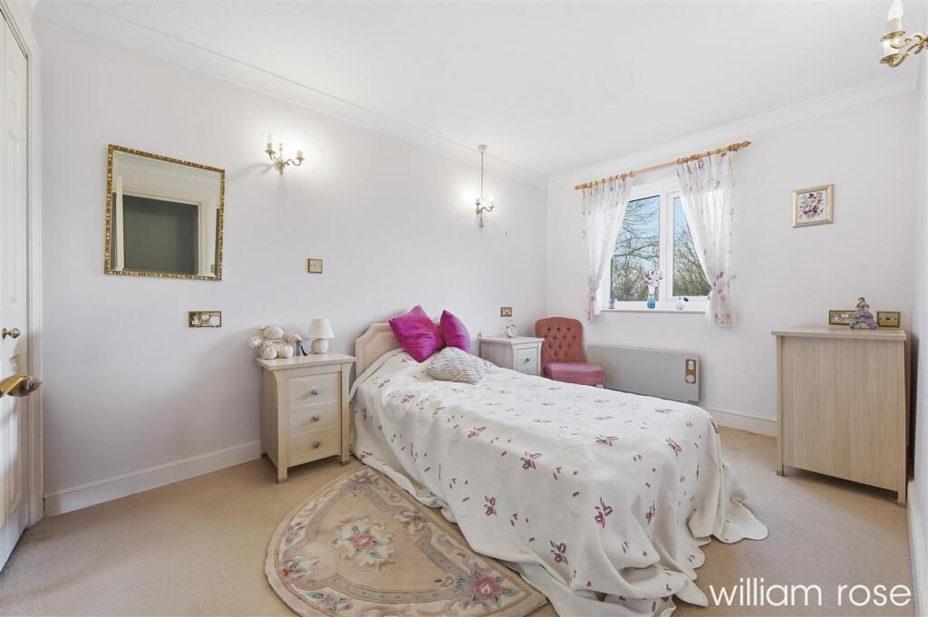 Chingford Lane, Woodford Green photo 3