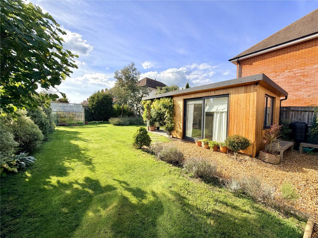 Highfield Road, Lymington, Hampshire, SO41 photo 2