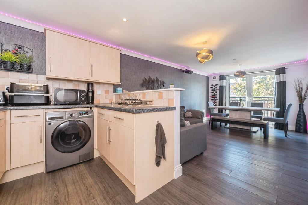 Apartment in Eastleigh - View 4