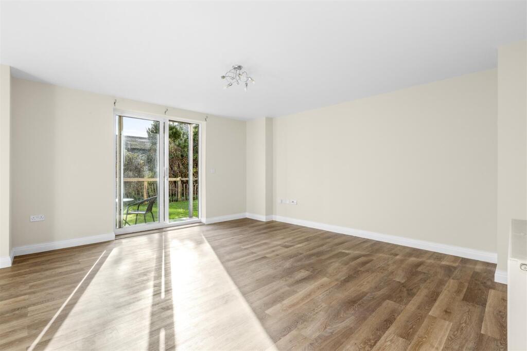 Apartment in High Wycombe, Sands - More