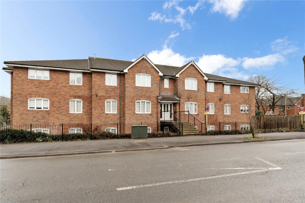 Main image of property: Reading Road, Farnborough, Hampshire, GU14