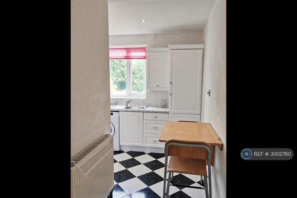 Apartment in Warwick, Royal Leamington Spa - View 4