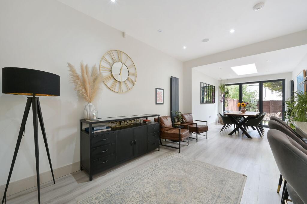 House in London, Benhilton - More
