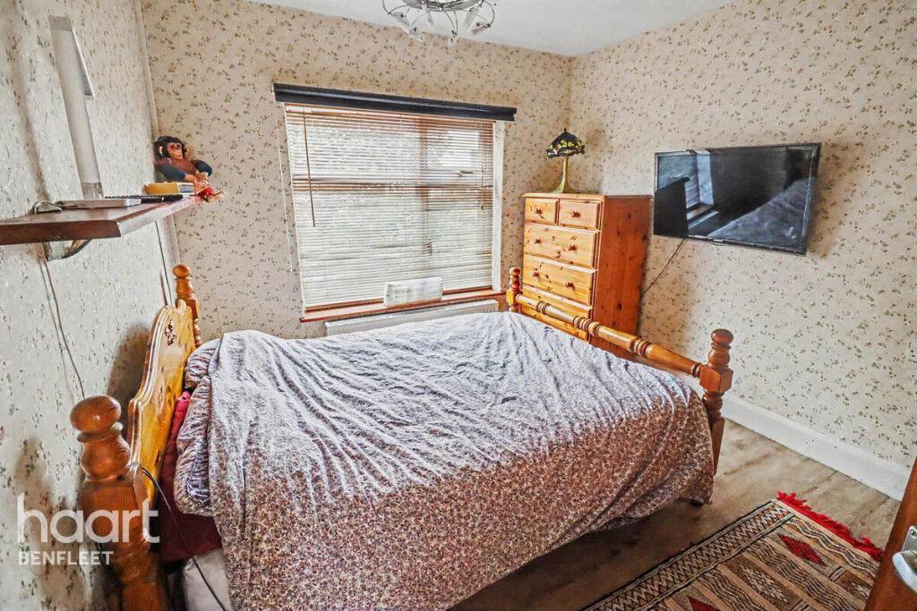 House in Castle Point, South Benfleet - View 5