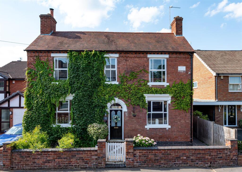4-bed detached on Broad Street, Kingswinford, £550,000