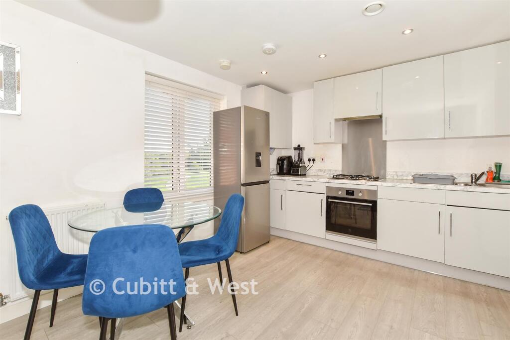 Apartment in Crawley, Lowfield Heath - View 5