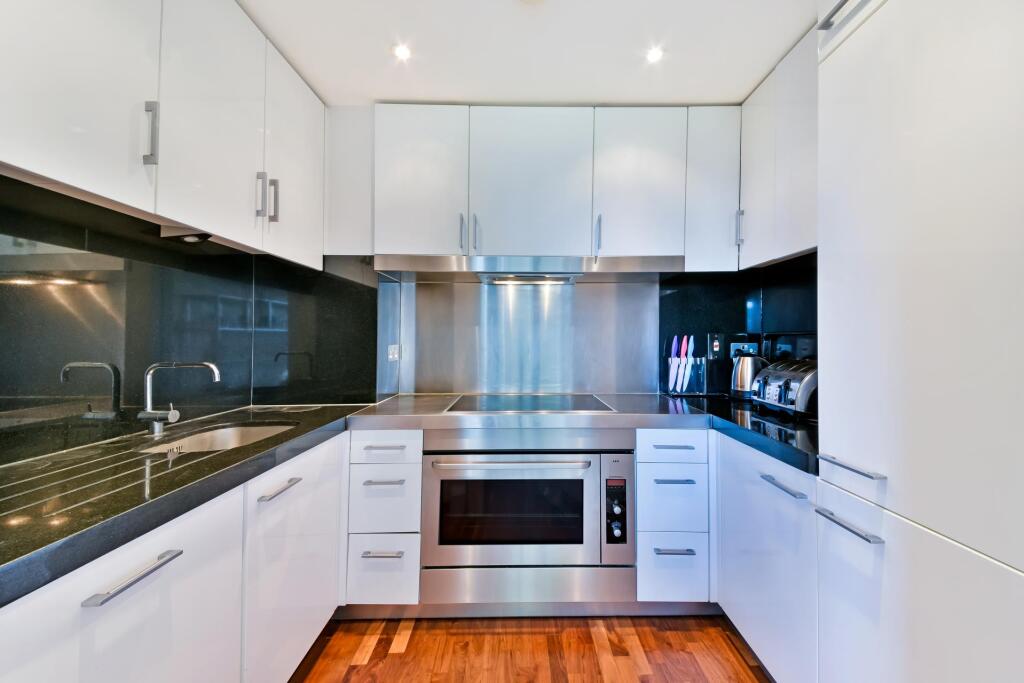 New Providence Wharf, Canary Wharf, London, E14 photo 2