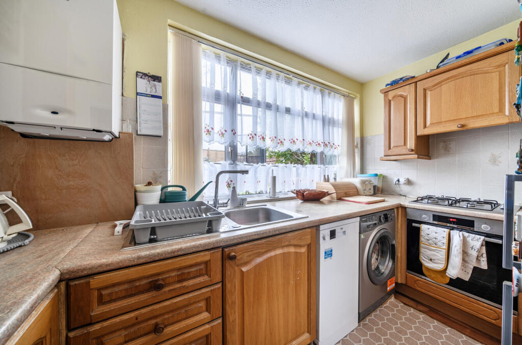 Mowbray Drive, Tilehurst, Reading photo 3