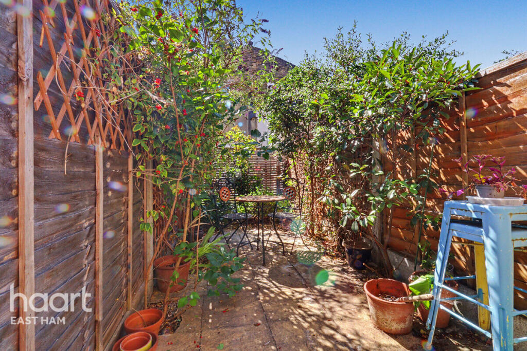 Apartment in London, East Ham - More
