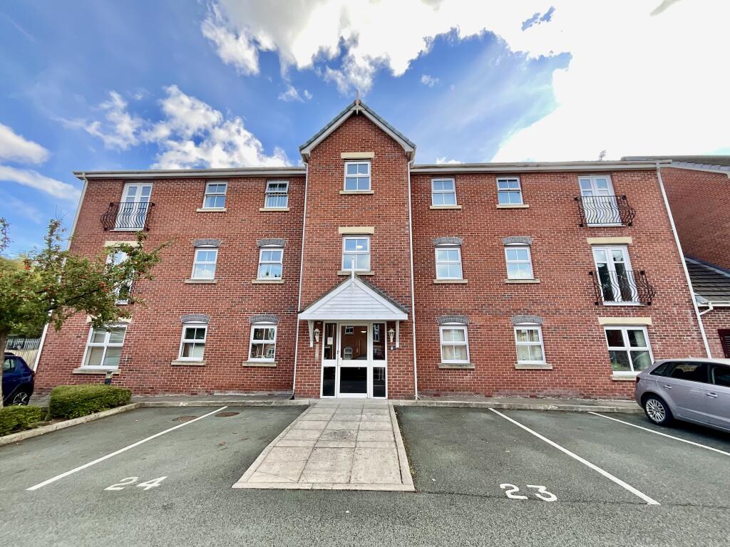 2-bed flat on Bridgewater Close, Frodsham, WA6, £145,000